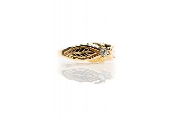 , Vintage yellow gold engagement ring with leaf design