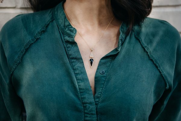 , Doves Diamond Onyx Necklace 18 KT Yellow Gold