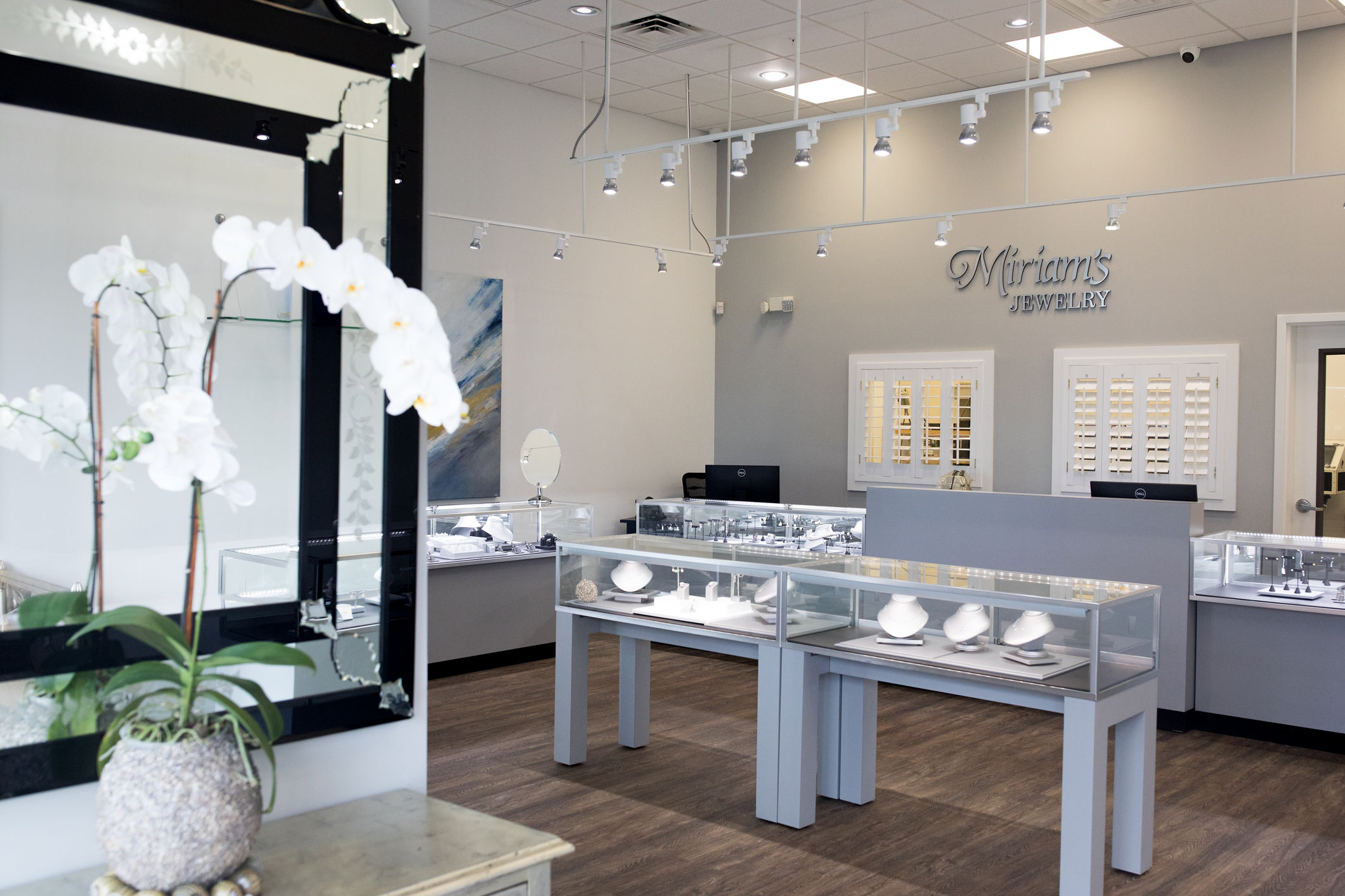 10 Reasons to Buy Jewelry from a Family-Owned Business